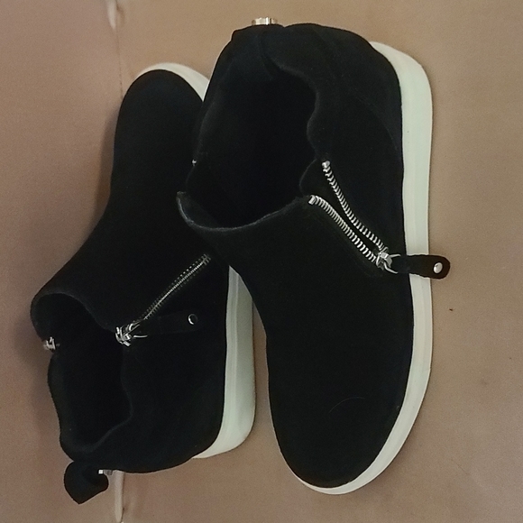 Steve Madden Black suede sneakers zip up - Picture 3 of 3